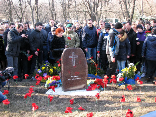 В Краматорске прошел митинг в память о мирных жителях, погибших год назад при обстреле города боевиками "ДНР"