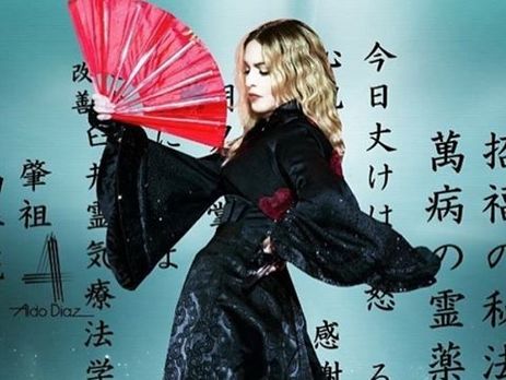 Сын Мадонны молится вместе с буддистскими монахами