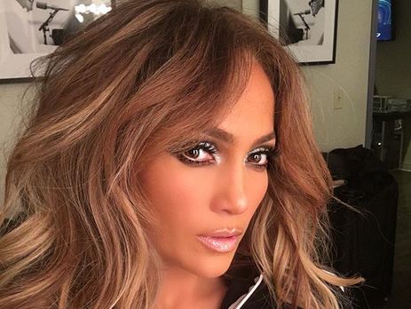 Лопес показала откровенное декольте