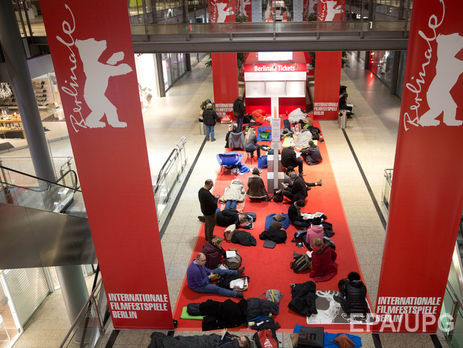 Кресло для Клуни, очередь в спальных мешках и красные медведи повсюду. Как Берлин готовится к кинофестивалю. Фоторепортаж