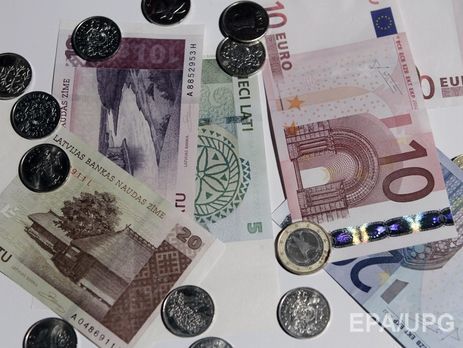 Нацбанк немного опустил гривну к евро