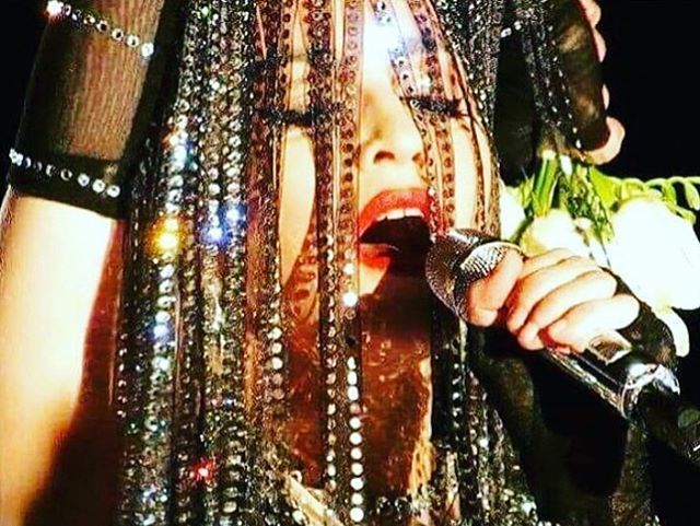 Мадонна запуталась в собственной фате на шоу в Таиланде. Видео