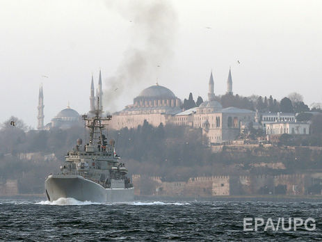 Российский военный корабль проходит пролив Босфор