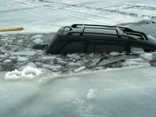 В Киеве водитель Lexus неудачно попытался переехать Днепр по льду