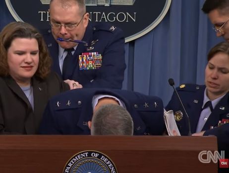 Генерал-майор ВВС США упал в обморок во время пресс-конференции. Видео