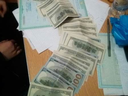 Во Львове СБУ задержала на взятке двух капитанов полиции