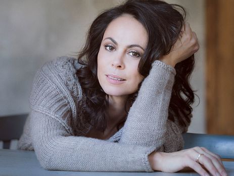 Жена Виталия Кличко представила клип на англоязычную песню 