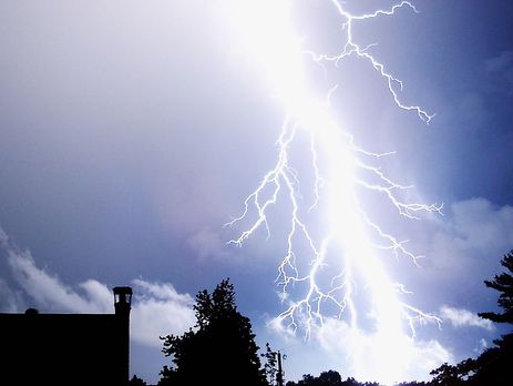 В трех областях Украины частично разрушены 174 крыши зданий из-за непогоды – ГСЧС