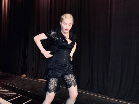 Приемные дочери-близнецы Мадонны станцевали во взрослой обуви