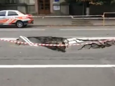 Возле Офиса президента в Киеве провалился асфальт, дома на Лютеранской остались без горячей воды