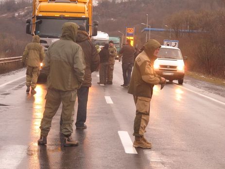 В Закарпатье активисты начали блокаду въезда фур с номерами РФ