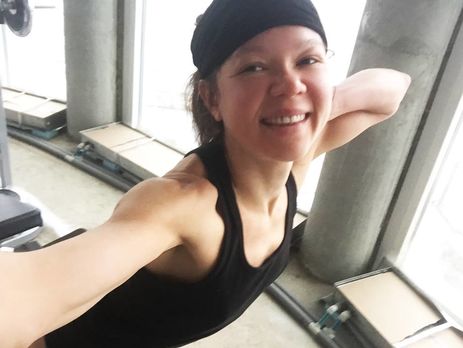 Руслана рассказала о своем распорядке дня с обтираниями снегом, ледяной водой и бегом в маске