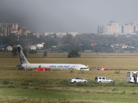 В РФ аварийно сел самолет, следовавший в оккупированный Крым. Фоторепортаж
