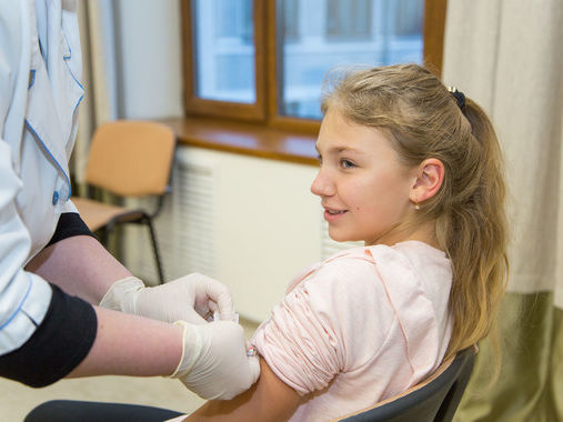 Минздрав призвал украинцев обращаться на горячую линию, если в поликлинике нет бесплатных вакцин