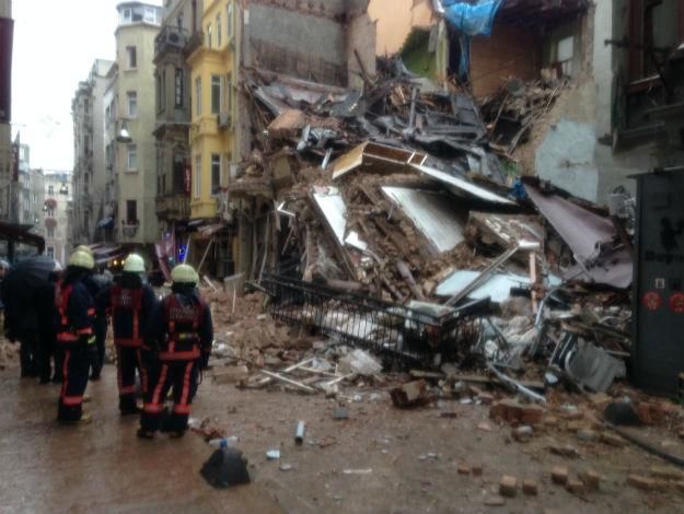 В Стамбуле обрушилось пятиэтажное здание