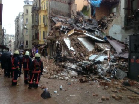 На место обрушения здания в Стамбуле прибыли пожарные и медики