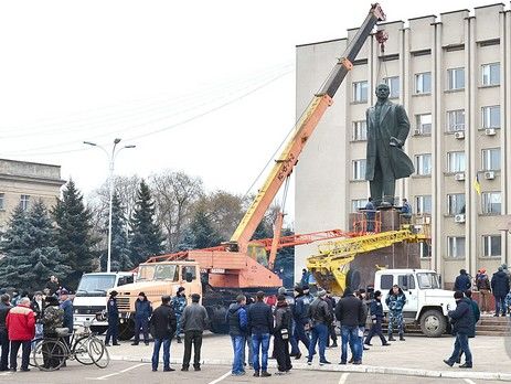 В Измаиле и Бердянске власти демонтировали памятники Ленину