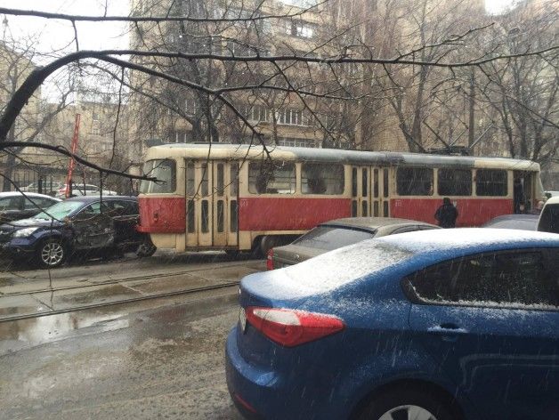 В центре Киева трамвай сошел с рельсов и разбил внедорожник