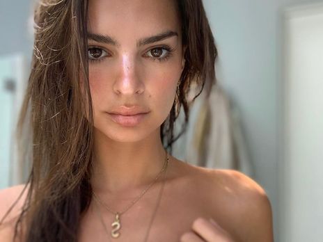 Муж Ратаковски сфотографировал ее топлес