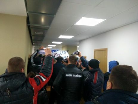 Активисты ворвались в здание полиции