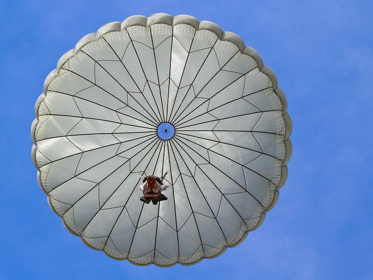 В Канаде женщина выжила при падении с высоты 1,5 км после неудачного прыжка с парашютом