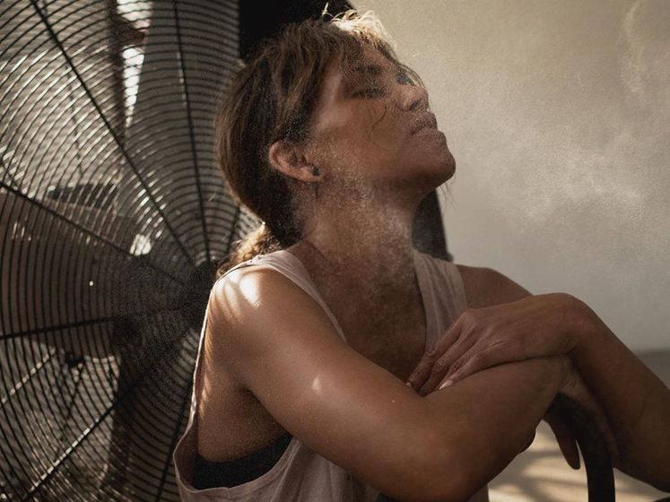 53-летняя Холли Берри засветила грудь в мокрой майке 