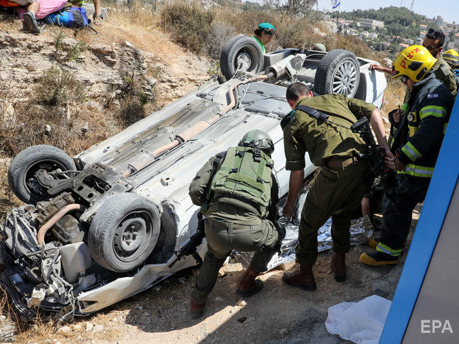 ﻿В Ізраїлі палестинець врізався на автомобілі в автобусну зупинку, двоє поранених