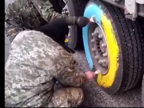 Активисты раскрасили машину российскому дальнобойщику, не захотевшему снимать георгиевскую ленточку. Видео