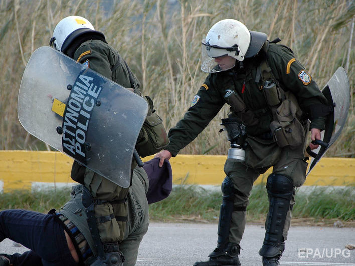 Associated Press: Власти Греции арестовали двух британских граждан с оружием
