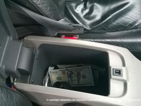 Деньги были спрятаны под сиденьем машины