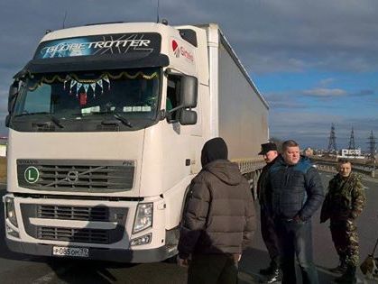 Во Львовской области активисты совместно с полицией сопровождают российские фуры в направлении РФ