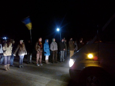 Львовские студенты, которых ГАИ не пускает на митинг в Киев, перекрыли трассу Киев – Чоп