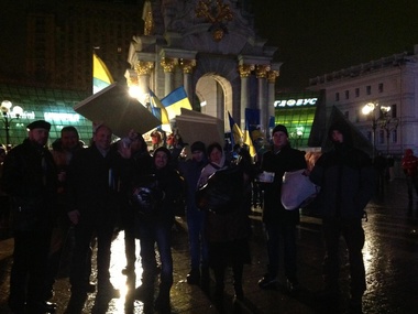 Киевский Евромайдан выстоял еще одну ночь. Утром его навестил Попов
