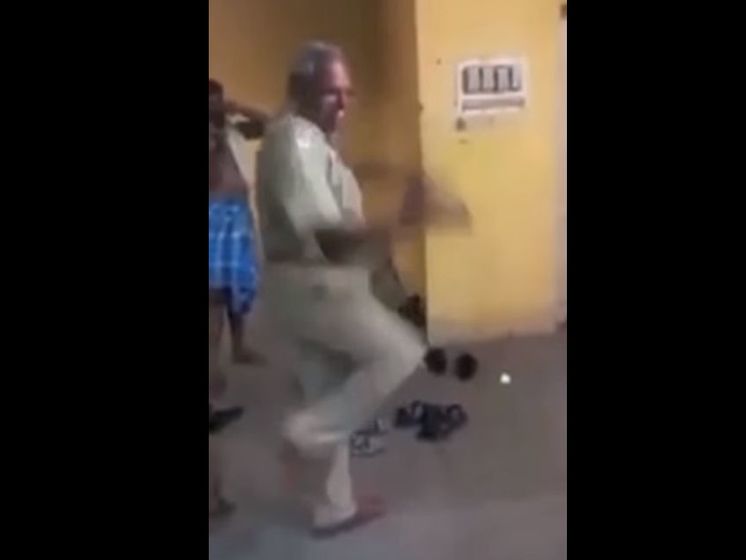 В Индии 58-летний сотрудник тюрьмы стал звездой интернета благодаря танцам на рабочем месте. Видео