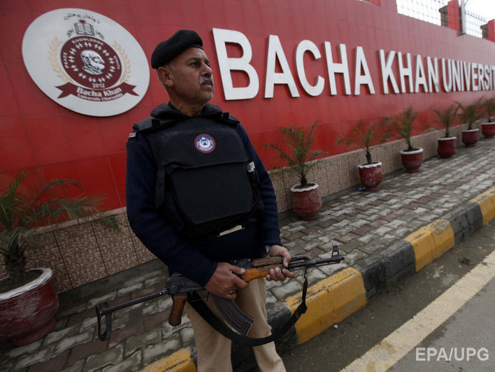 В пакистанском университете после нападения боевиков преподавателям разрешили носить оружие