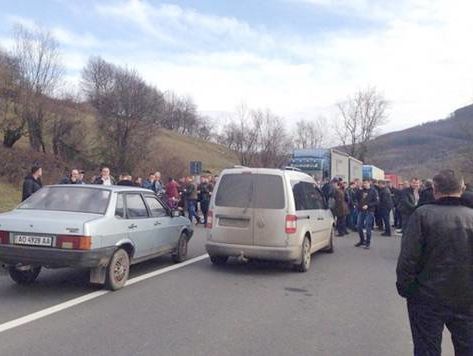 В Закарпатье активисты перекрыли автодорогу Киев – Чоп