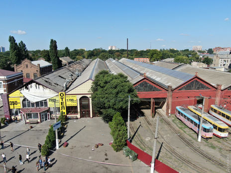 ﻿Готель в Одесі, де сталася пожежа, розташований біля трамвайного депо і має форму барака. Фоторепортаж