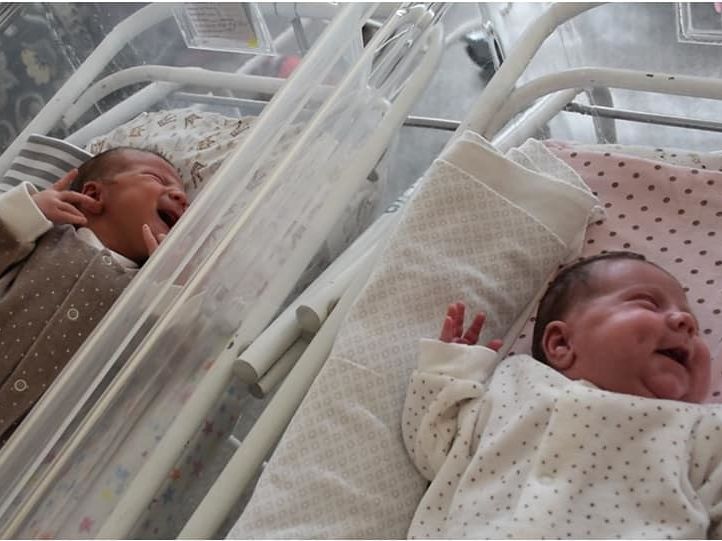 В Казахстане женщина родила двоих детей с разницей в два месяца