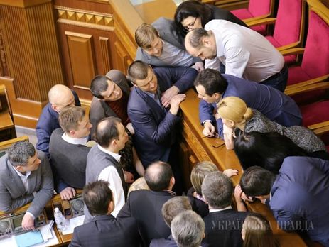 Против отставки правительства Яценюка выступили всего два нардепа. Результаты поименного голосования Рады