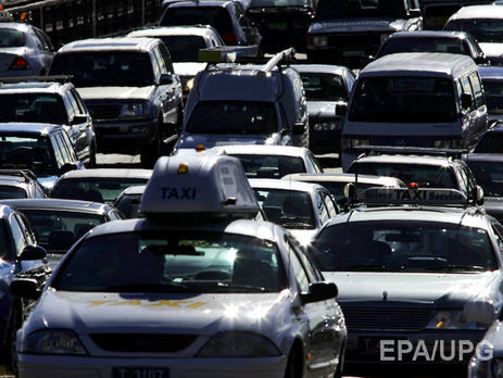 В Киеве неизвестные обстреляли стоящую в пробке иномарку