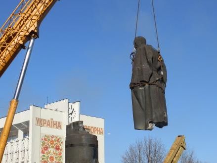 В Днепродзержинске снесли памятник Дзержинскому