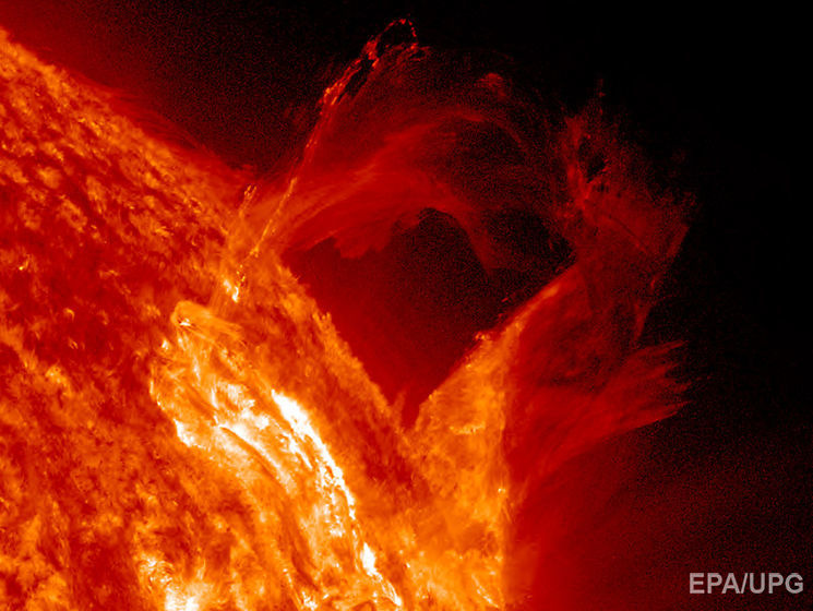 NASA показало, как от Солнца отрывается протуберанец. Видео