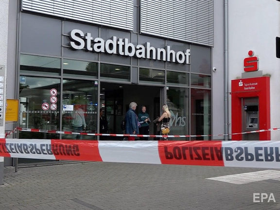 В Германии мужчина на вокзале зарезал жену и ее любовника