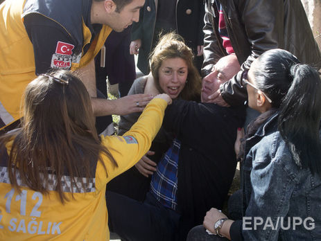 Родственники погибших на месте теракта в Анкаре