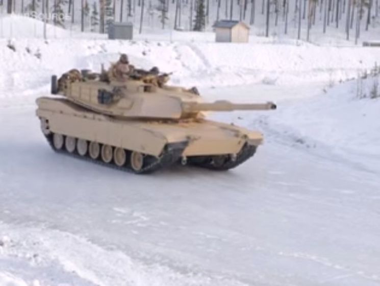В Норвегии морпехи США упражнялись в танковом дрифте. Видео