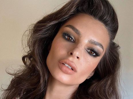 Ратаковски оголила грудь