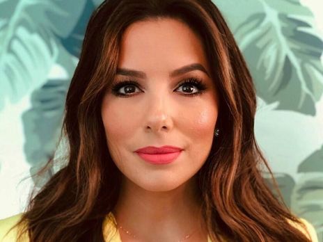 44-летняя Лонгория снялась с годовалым сыном на руках