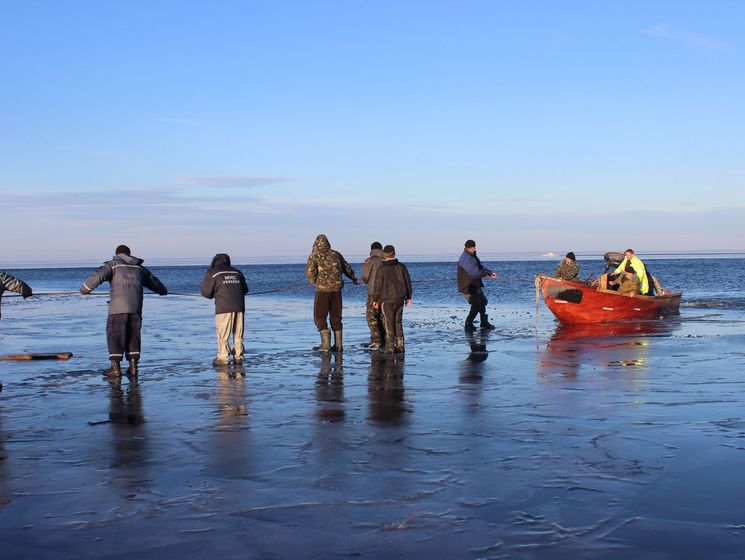 В Полтавской области на оторвавшейся льдине оказались 150 рыбаков