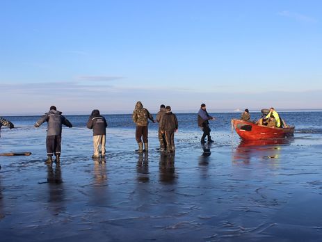 50 рыбаков доставили со льдины с помощью лодок