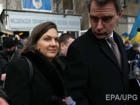 Американские дипломаты Джеффри Пайетт и Виктория Нуланд возле Дома профсоюзов в Киеве в декабре 2013 года